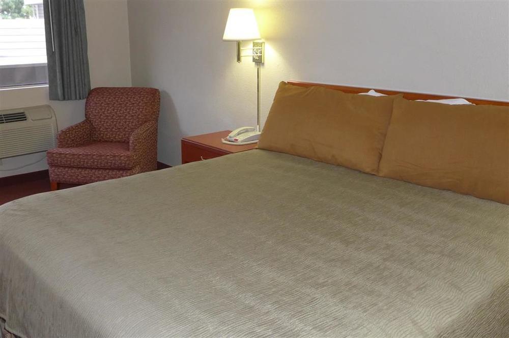 Good Nite Inn Καλαμπάσας Δωμάτιο φωτογραφία